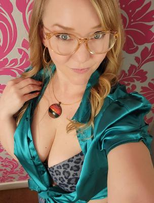 Are Milfs in glasses boner material? (F48)