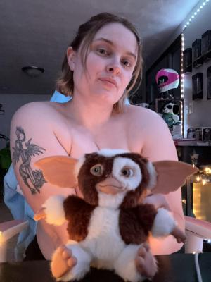 Gizmo covering the goods (F)